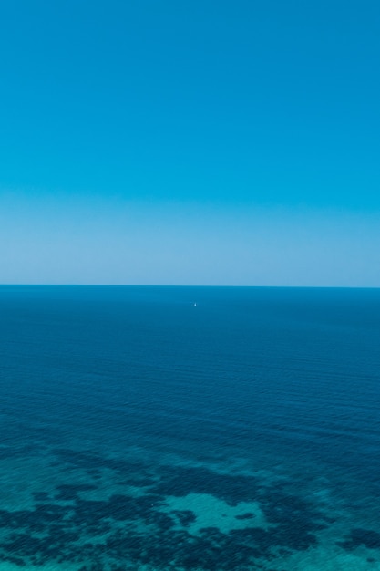 Strand aan de Ionische zee, eiland Lefkada, Griekenland.