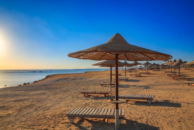 Strand aan de kust van de tropische zee met parasols