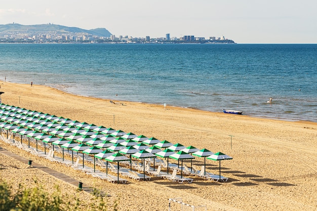 Strand aan de kust van de Zwarte Zee met uitzicht op de stad Anapa, Rusland