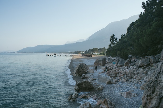 Strand aan zee met bergen op de achtergrond in Antalya Kemer