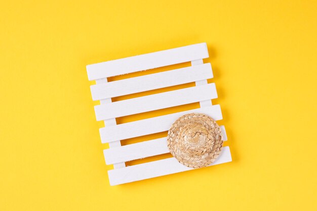 Strand accessoires on yellow background