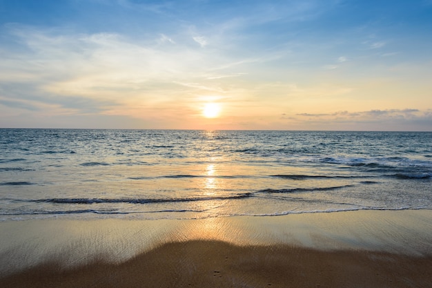 Strand bij zonsondergang