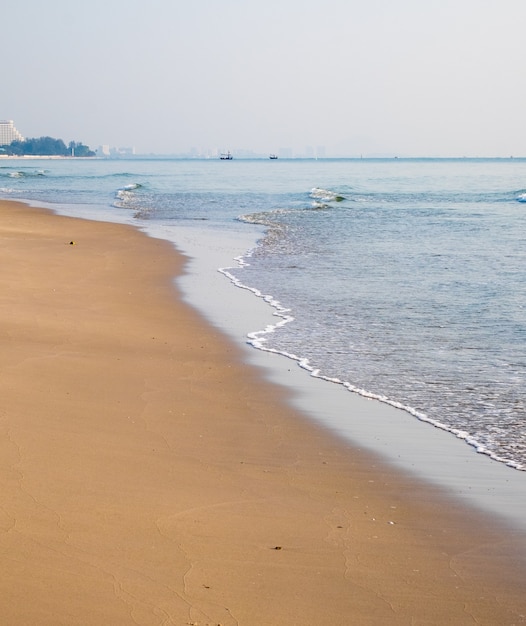 Strand bruin zand mooi natuurlijk in de ochtend, Hua hin, Prachuap Khiri Khan, Thailand