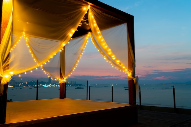 Strand daybed tent bij zonsondergang