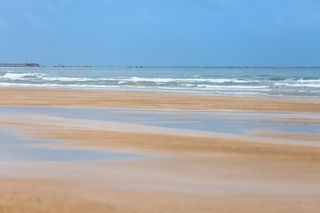 Strand en blauwe lucht, zee en lucht.