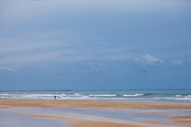 Strand en blauwe lucht, zee en lucht.