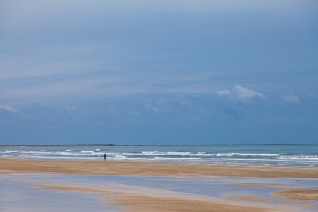 Strand en blauwe lucht, zee en lucht.