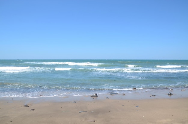 Strand en blauwe zee aan zee