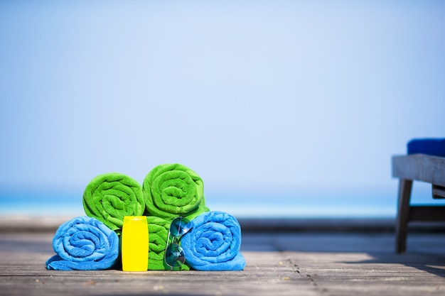 Strand en de zomer het concept van vakantietoebehoren - close-up van kleurrijke handdoeken, zwembril en sunblock