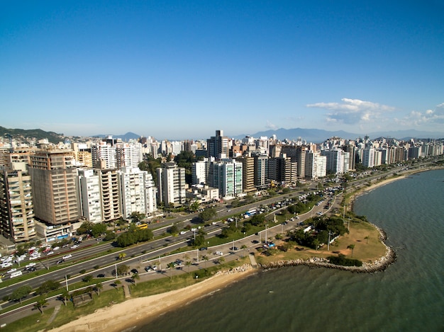 Strand en gebouwen Beira Mar Norte / Florianopolis. Santa Catarina, Brazilië. Juli, 2017