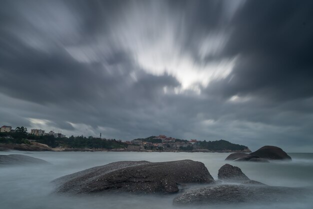 Strand en lucht in slow-door fotografie