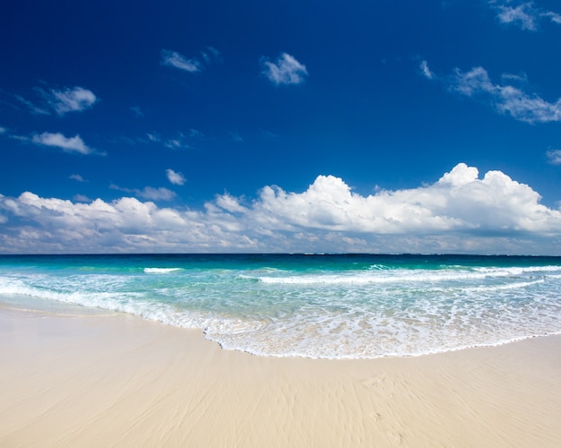 Strand en prachtige tropische zee. tropisch strand in de Maldiven