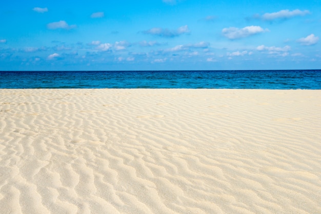 Foto strand en prachtige tropische zee.