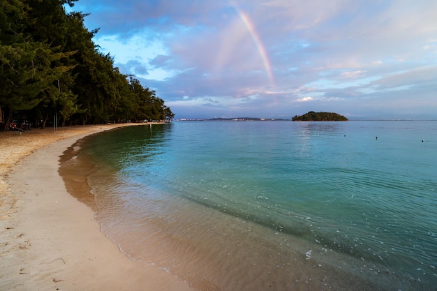 Foto strand en regenboog op manukan island kota kinabalu sabah