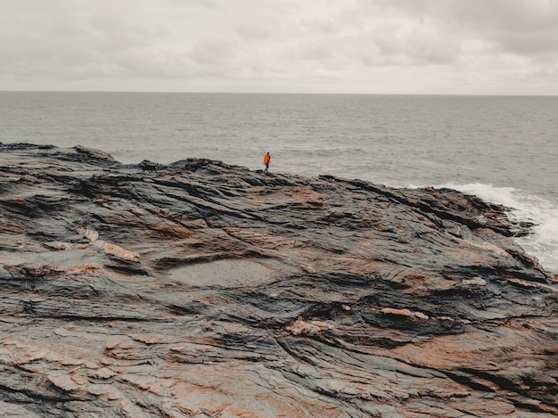 Strand en rotsen