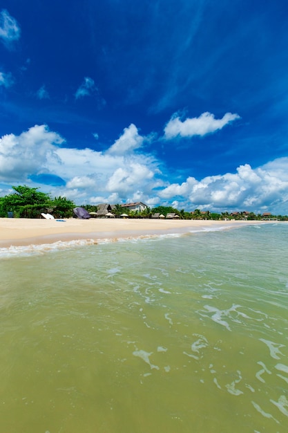 Strand en tropische overzees