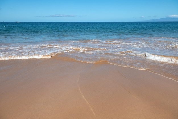 Strand en tropische zee Kleurrijk oceaanstrandlandschap van helder turkoois water Malediven of Hawaii