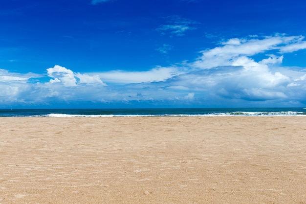 Strand en tropische zee