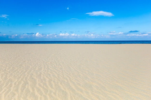 Strand en tropische zee