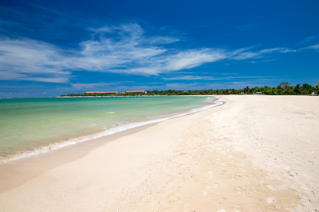 Strand en tropische zee