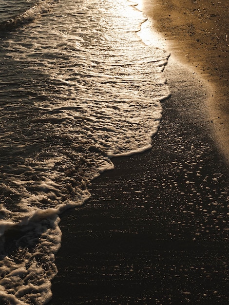 Strand en zee golven bij zonsondergang