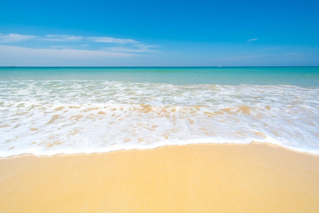 Strand en zee in zomerdag