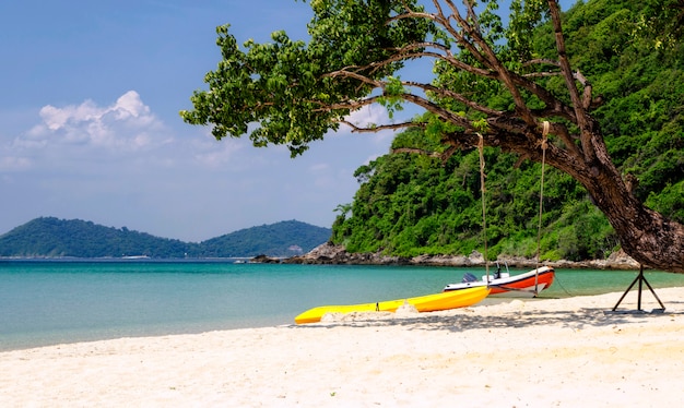 Strand en zee op Ao Phrao, Koh Samet, Rayong, Thailand. Wit zandstrand en berg