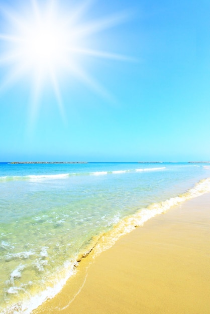 Foto strand en zon, kan als achtergrond worden gebruikt