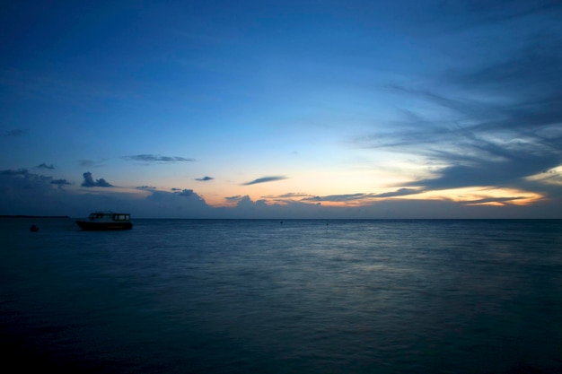 Strand en zonsondergang aan de Indische Oceaan