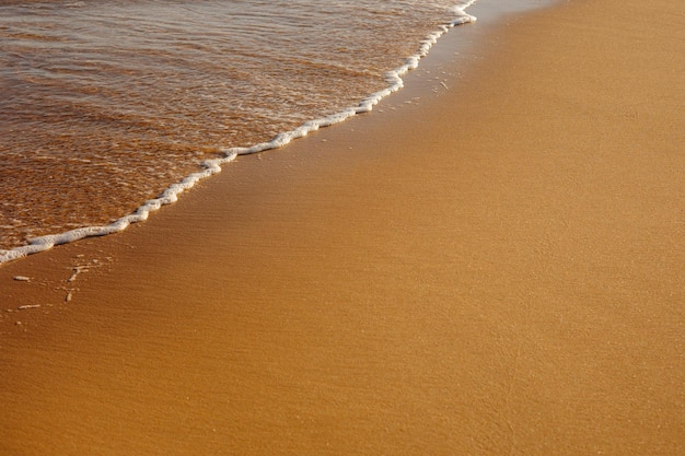 Strand in de ochtend Zand op het strand met een zeegolf