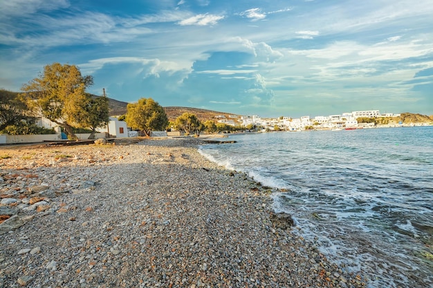 Strand in de stad Karavostasi in Folegandros
