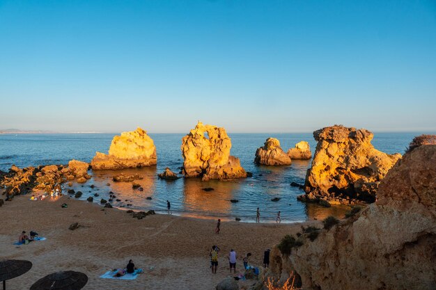 Strand in de zomer met mensen vakantie in praia dos arrifes algarve albufeira portugal