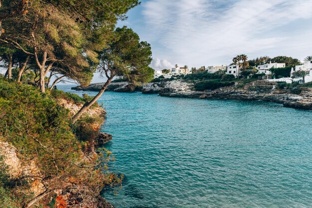 Strand met azuurblauw water op Palma