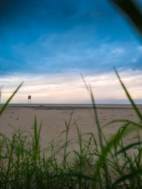 Strand met blauwe hemel