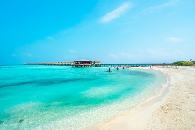 Strand met blauwe luchten