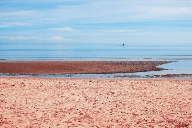 Strand met blauwe zee.