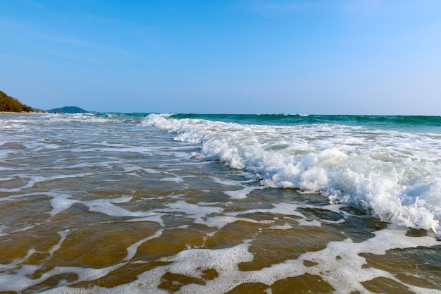 Strand met golf en blauwe zeewater achtergrond