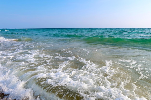 Foto strand met golf en blauwe zeewater achtergrond