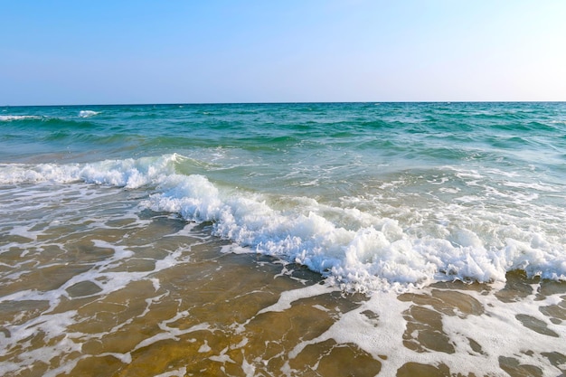 Foto strand met golf en blauwe zeewater achtergrond