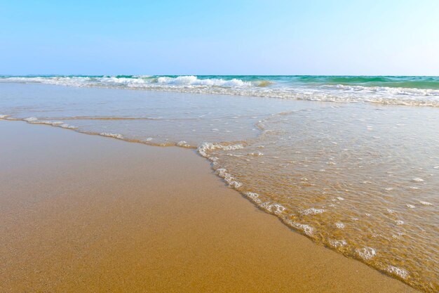 Foto strand met golf en blauwe zeewater achtergrond