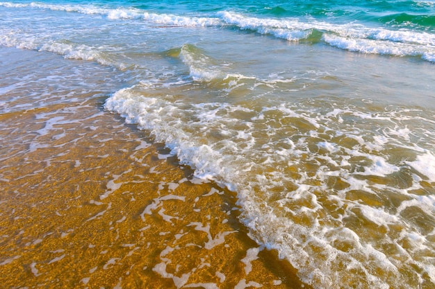 Foto strand met golf en blauwe zeewater achtergrond