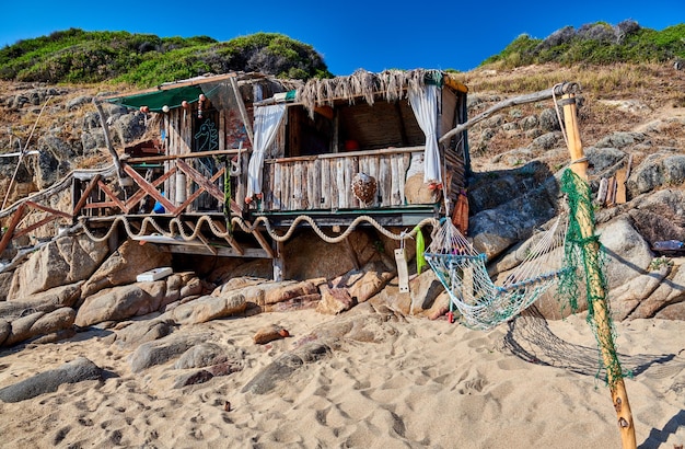 Strand met hut in Sithonia, Griekenland