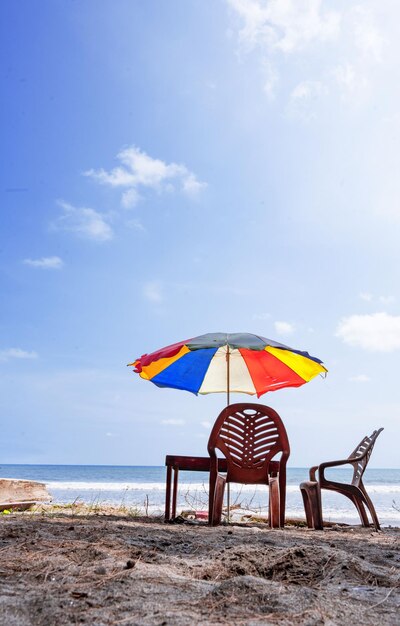 Strand met kleurrijke paraplu in de zomervakantie