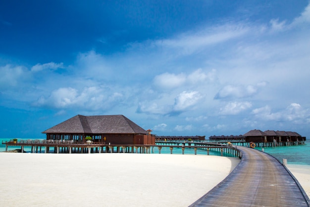 strand met waterbungalows Maldiven