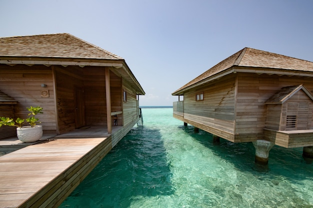 Strand met waterbungalows op de Malediven