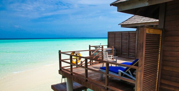 Strand met waterbungalows op de malediven