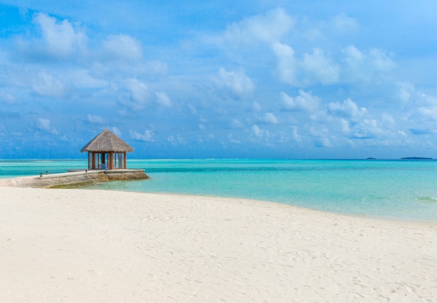 Strand met waterbungalows op de Malediven