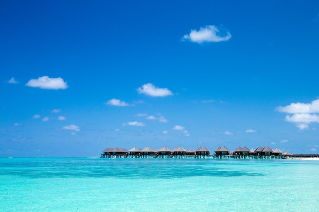 Strand met waterbungalowwen in de Maldiven