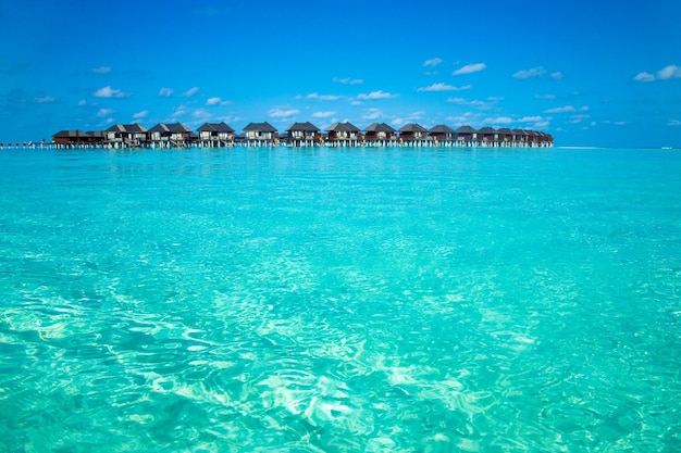 Strand met waterbungalowwen in de Maldiven