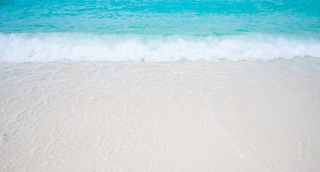 Strand met wit zand en zachte blauwe oceaangolf